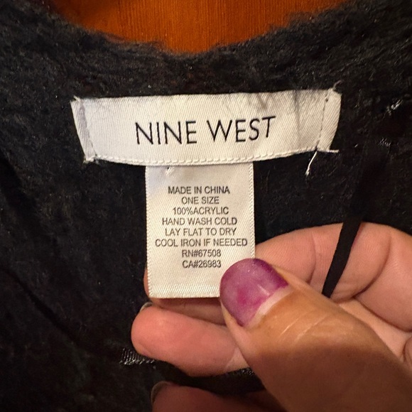 Nine West One Size Raschel Fringe Hem Knit Ruana - Picture 5 of 17